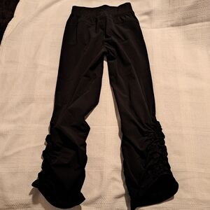 Under Armour girls size 6 black lightweight rushed leg pants